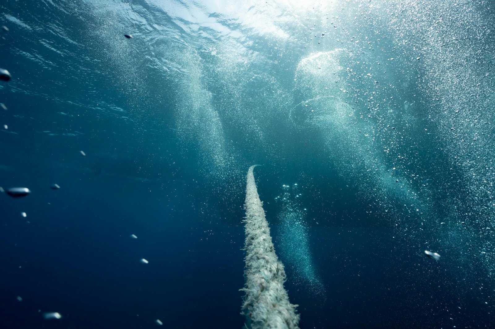Corde et ancre sous l'eau pour illustrer l'inspection sous-marine avec un drone