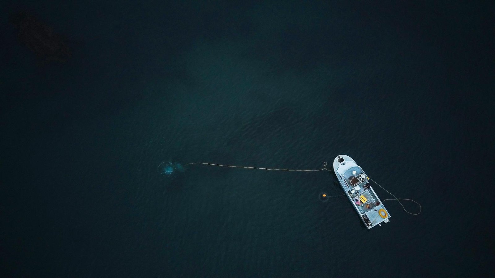 Bateau sur l'eau pour illustrer l'usage d'un drone sous-marin autour d'une coque ou d'un mouillage