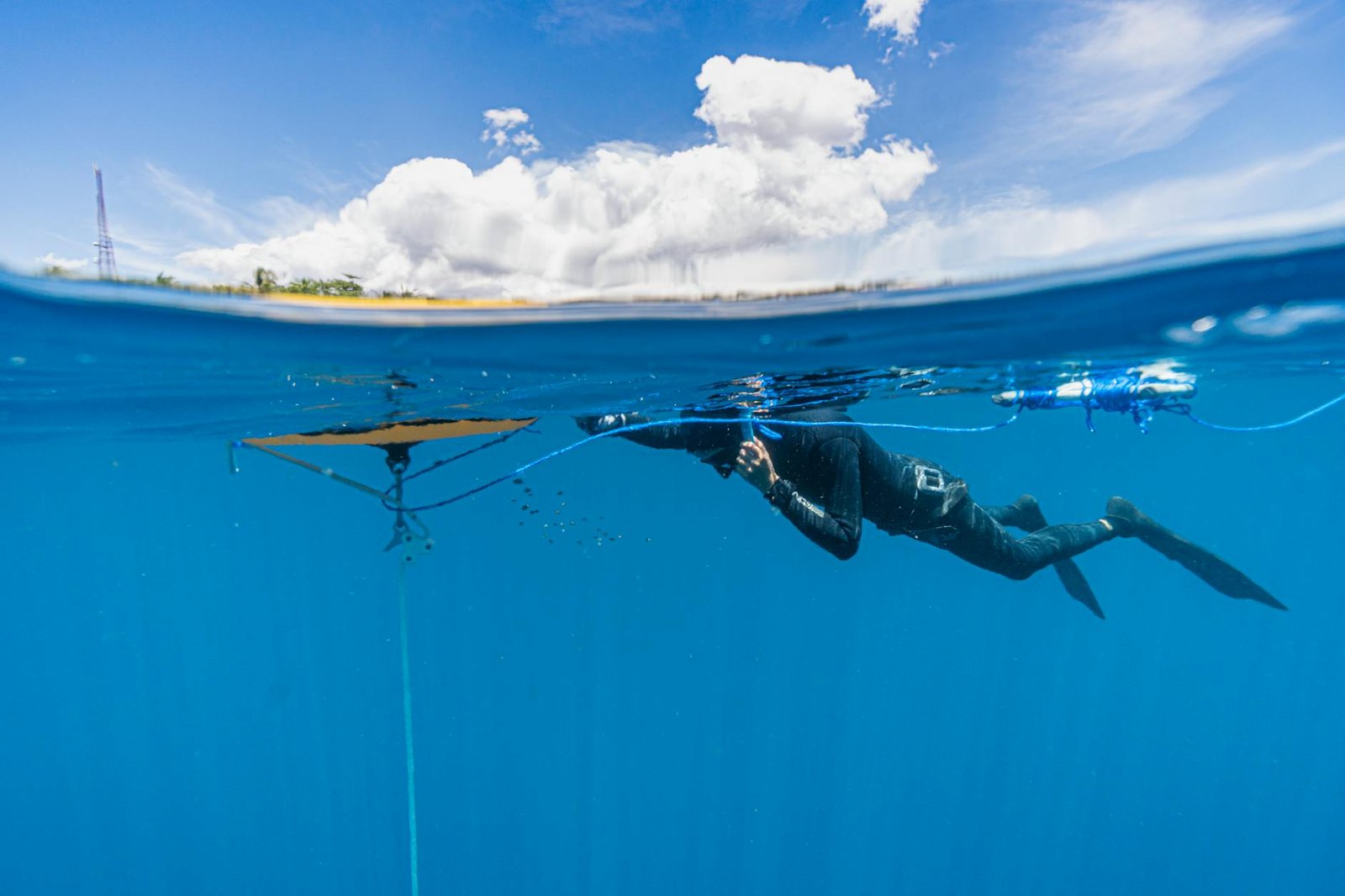 Plongeur sous l'eau pour illustrer les usages d'un drone sous-marin en profondeur