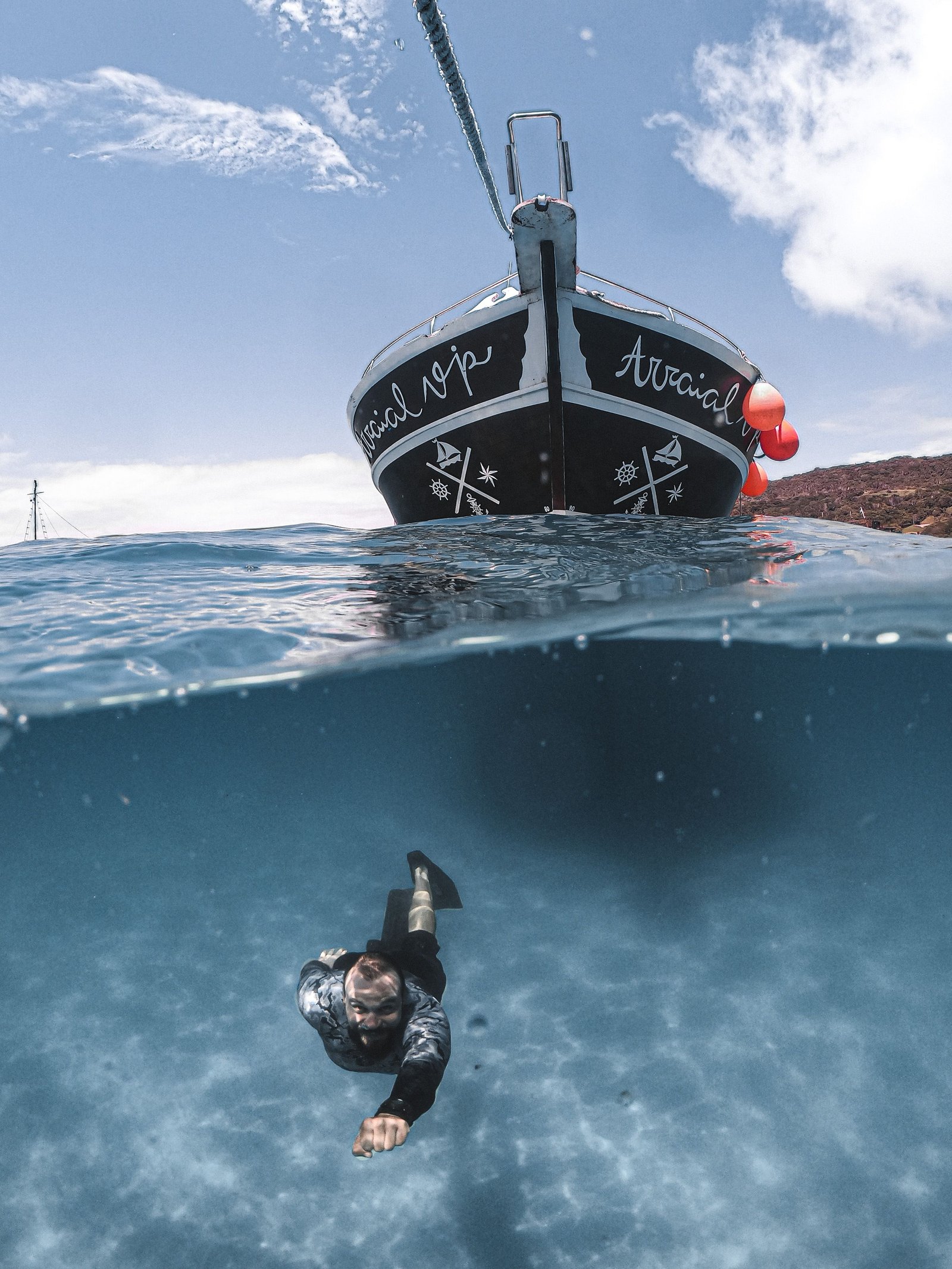Plongeur sous un bateau pour illustrer une inspection de coque