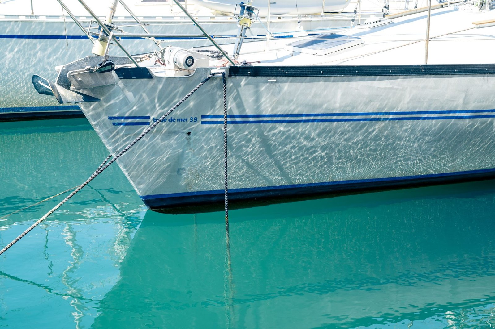 Bateau de plaisance au port, illustration pour choisir un drone sous-marin